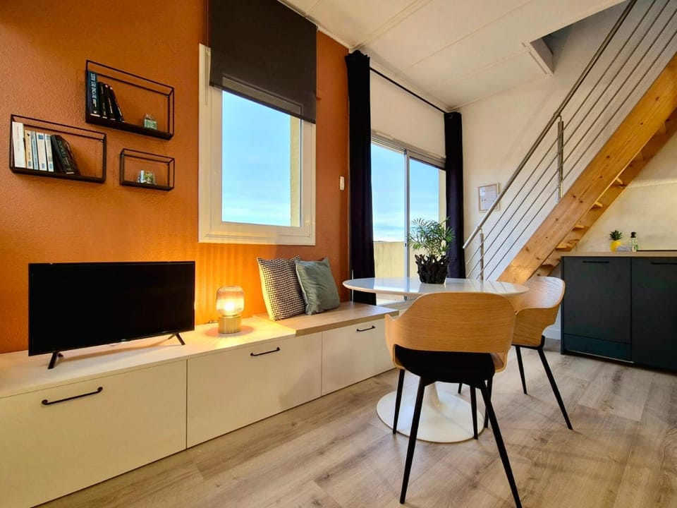Nearby landmark, View (from property/room), Living room, Dining area, City view, Landmark view, Mountain view, Pool view, Sunset, kitchen