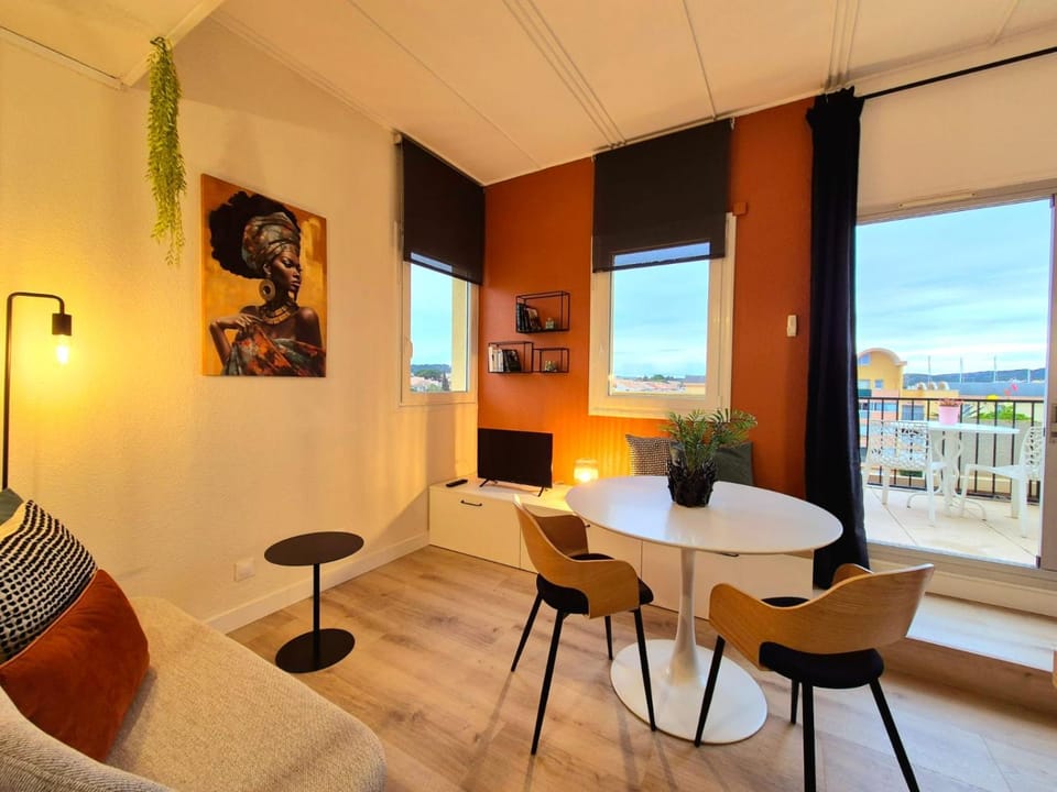 TV and multimedia, View (from property/room), Living room, City view, Landmark view, Mountain view, Pool view