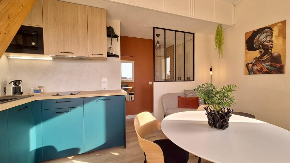 Kitchen or kitchenette, Dining area