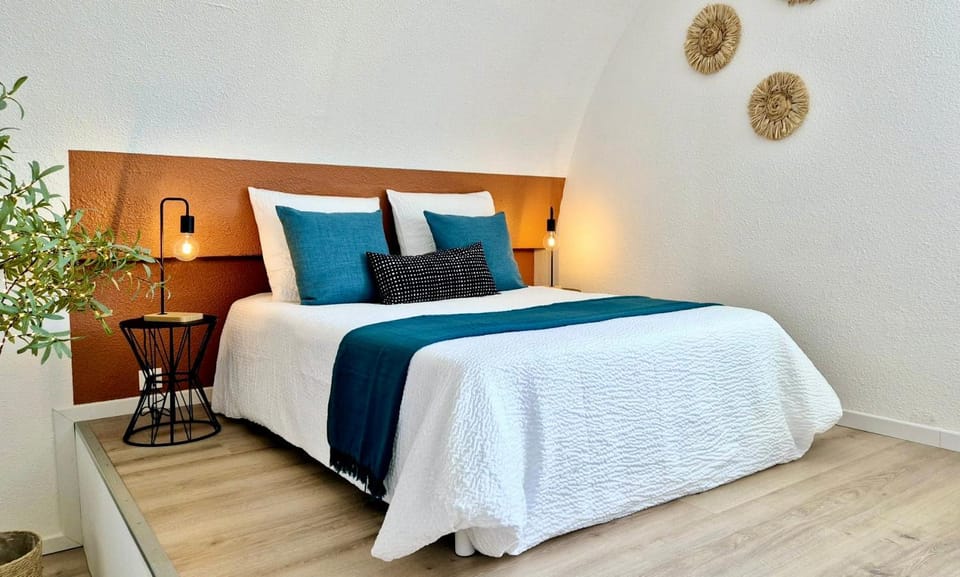 Bed, View (from property/room), Seating area, Bedroom, City view, Lake view, Landmark view, Mountain view, Sunset