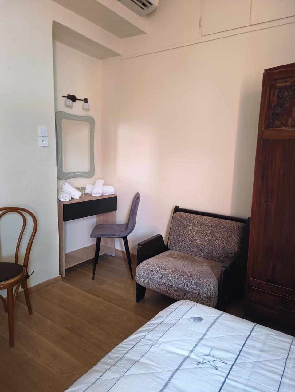 Photo of the whole room, Bedroom