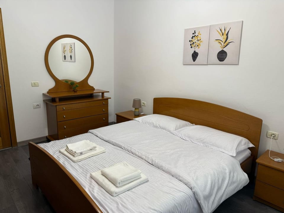 Bed, Bedroom, towels