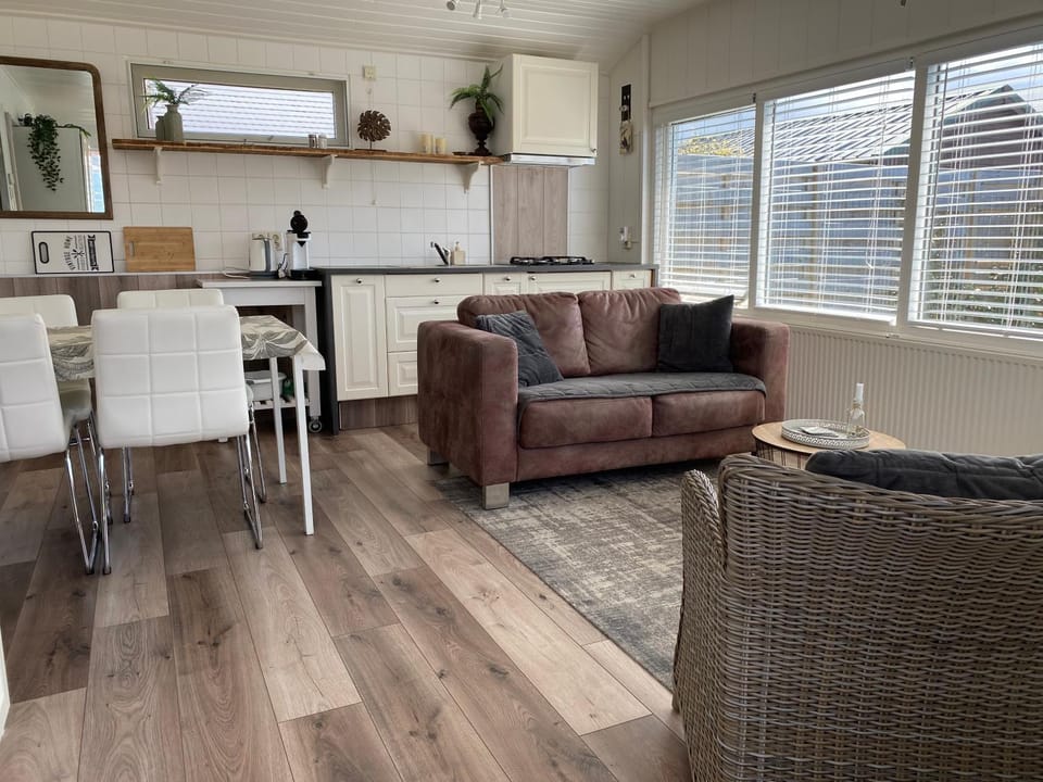 Kitchen or kitchenette, Seating area
