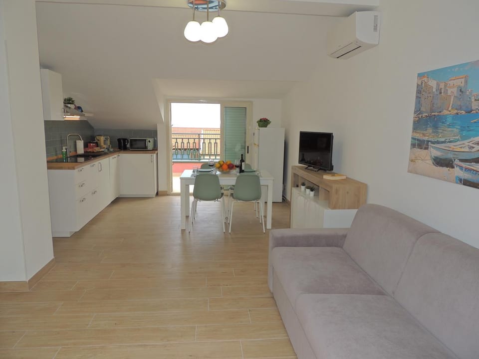 Kitchen or kitchenette, Seating area, Dining area