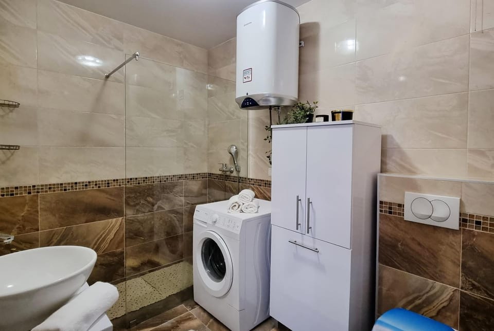 Shower, Bathroom, towels, washing machine