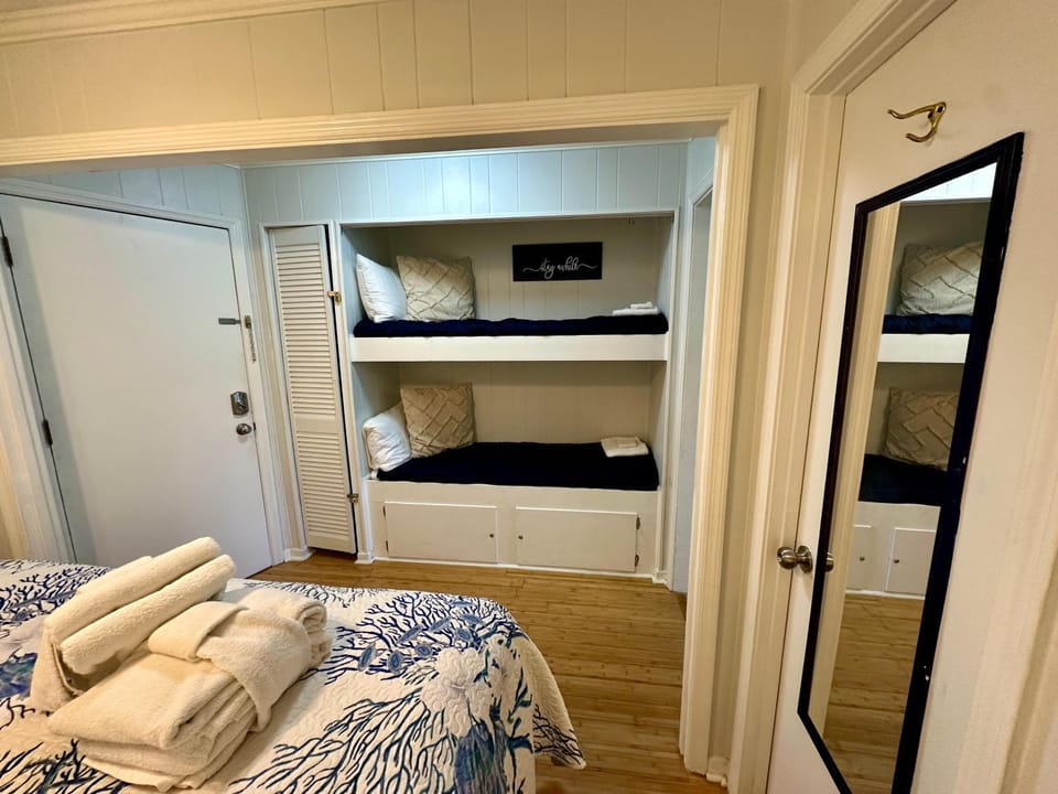 Bed, Bedroom, bunk bed