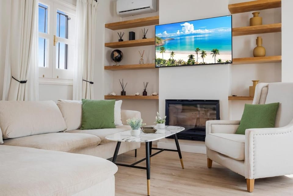 Communal lounge/ TV room, TV and multimedia, Living room, air conditioner