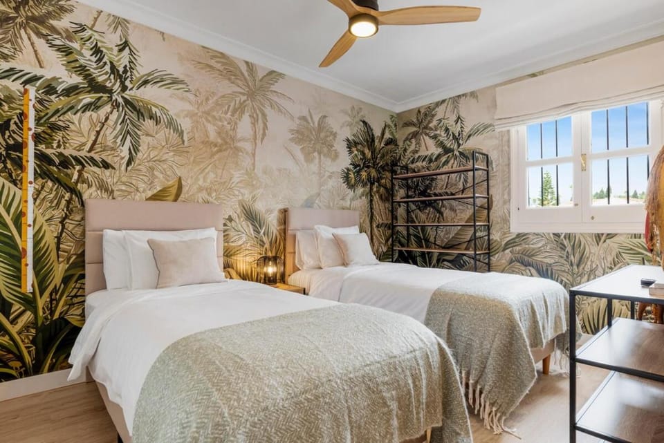 Bed, Photo of the whole room, Decorative detail, Bedroom