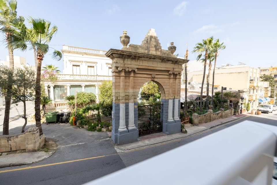 Cozy Living 2 BR Apartment Walk to Sea Apartment in Saint Paul's Bay
