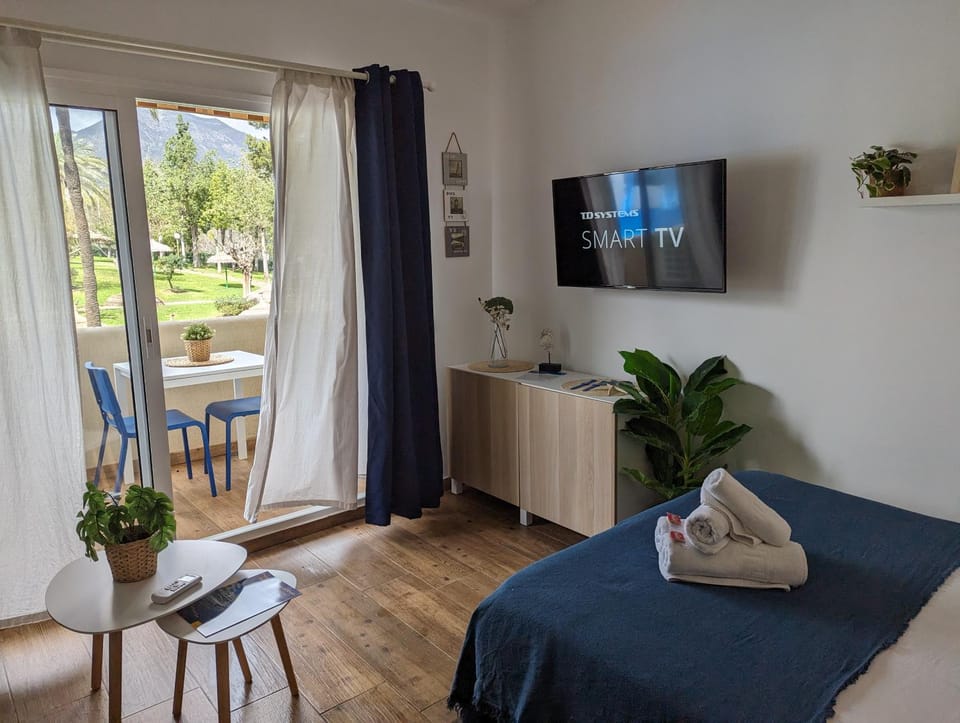 Bed, TV and multimedia, Photo of the whole room, towels