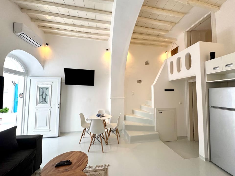 TV and multimedia, Kitchen or kitchenette, Living room, Photo of the whole room, Seating area, Dining area, air conditioner