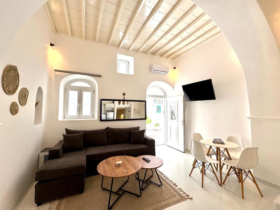 TV and multimedia, Living room, Seating area, Dining area