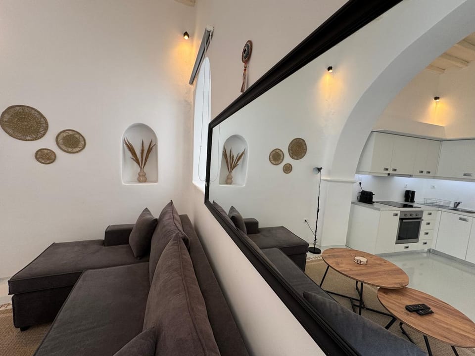 Kitchen or kitchenette, Living room, Seating area, stove