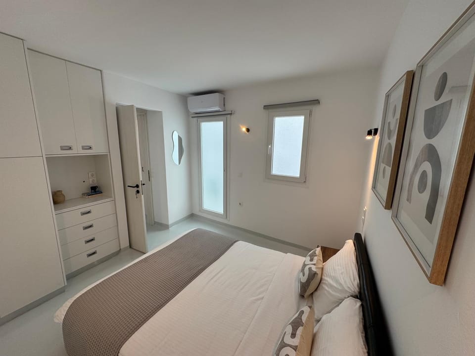 Bed, Photo of the whole room, Bedroom, wardrobe, air conditioner