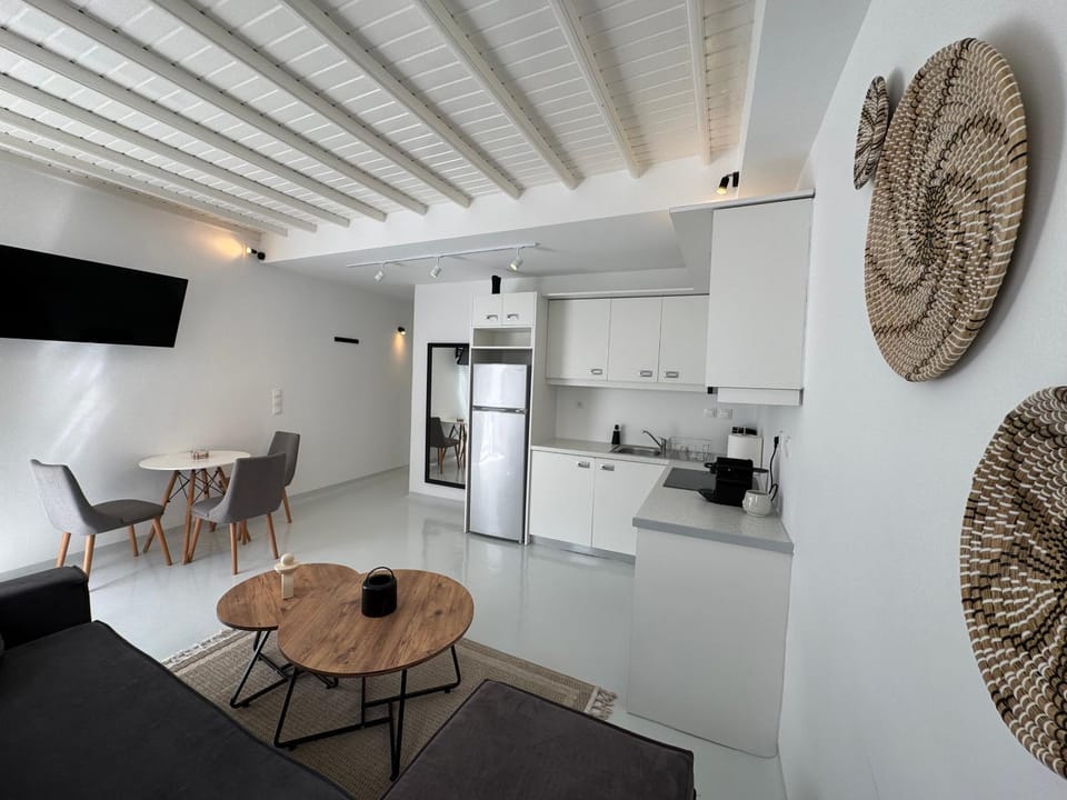 TV and multimedia, Coffee/tea facilities, Kitchen or kitchenette, Living room, Seating area, Dining area, oven, stove