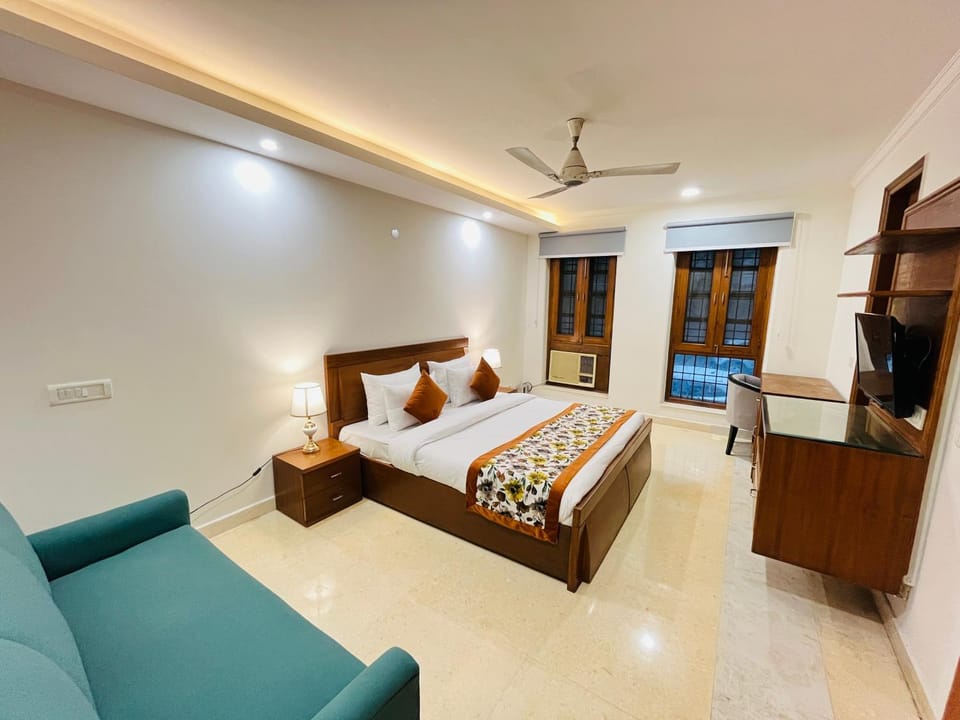 Bed, TV and multimedia, Living room, Photo of the whole room, Seating area, Bedroom