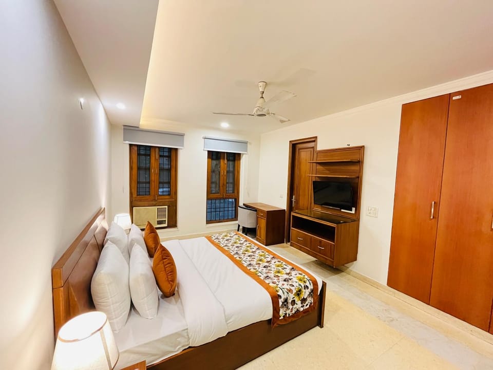 Bed, TV and multimedia, Photo of the whole room, Seating area, Bedroom, wardrobe