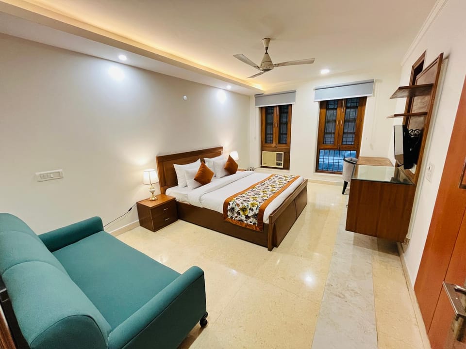 Bed, TV and multimedia, Photo of the whole room, Seating area, Bedroom, air conditioner