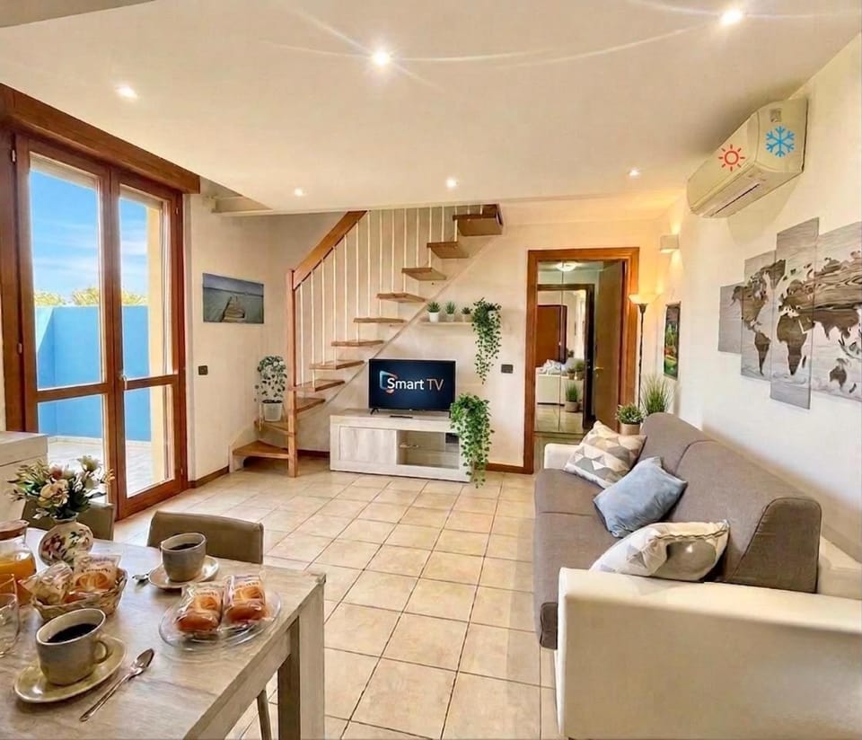 TV and multimedia, Living room, Food and drinks, Seating area, Dining area