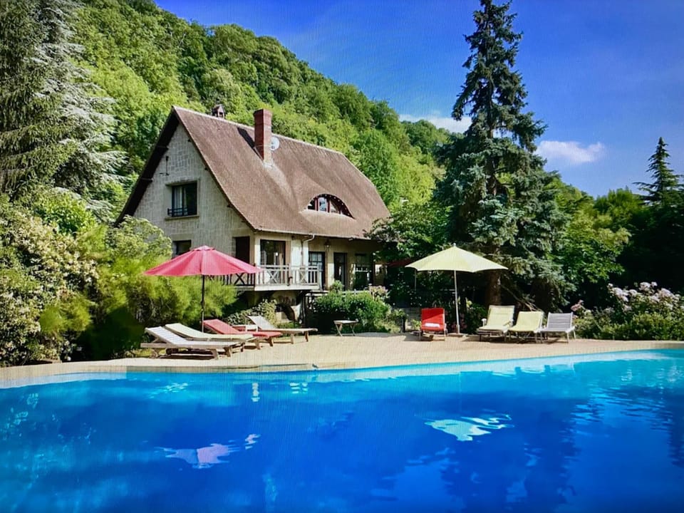 Property building, Patio, Spring, Day, Natural landscape, Garden, Garden view, Pool view, Swimming pool, sunbed