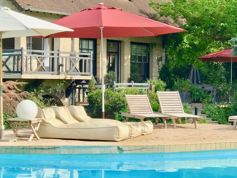 Property building, Patio, Spring, Day, Garden, Garden view, Pool view, Swimming pool, sunbed