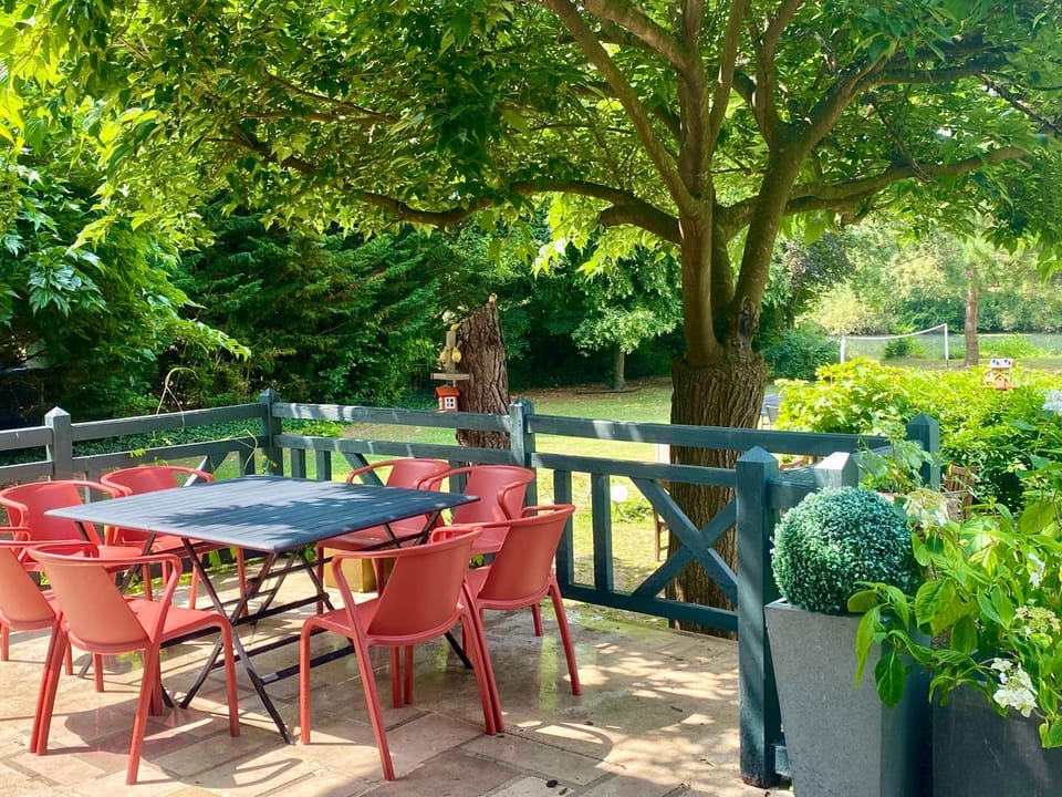 Property building, Patio, Spring, Day, Garden, Dining area, Garden view, Swimming pool