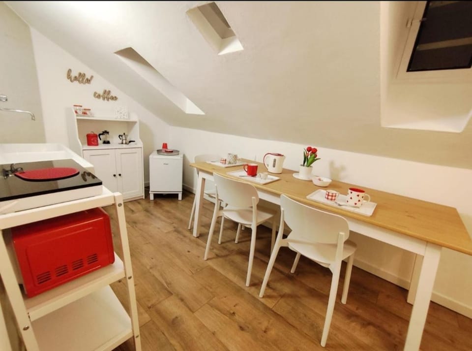 Kitchen or kitchenette, Dining area, minibar, oven