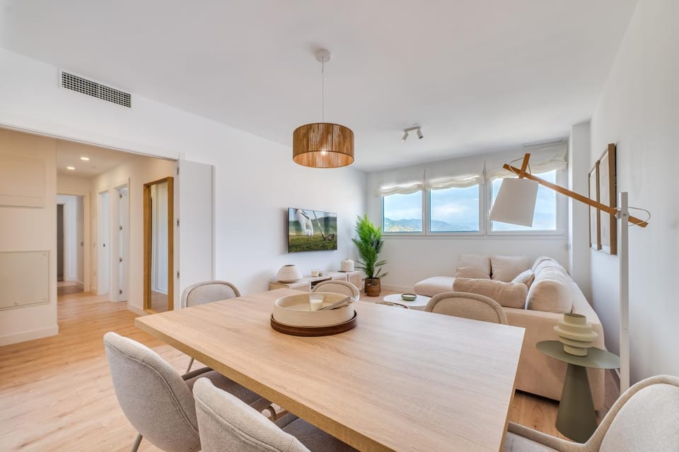 Communal lounge/ TV room, TV and multimedia, View (from property/room), Living room, Dining area, City view, Landmark view, Mountain view, Street view