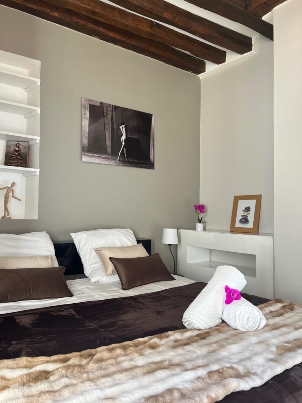 Bed, Bedroom, towels