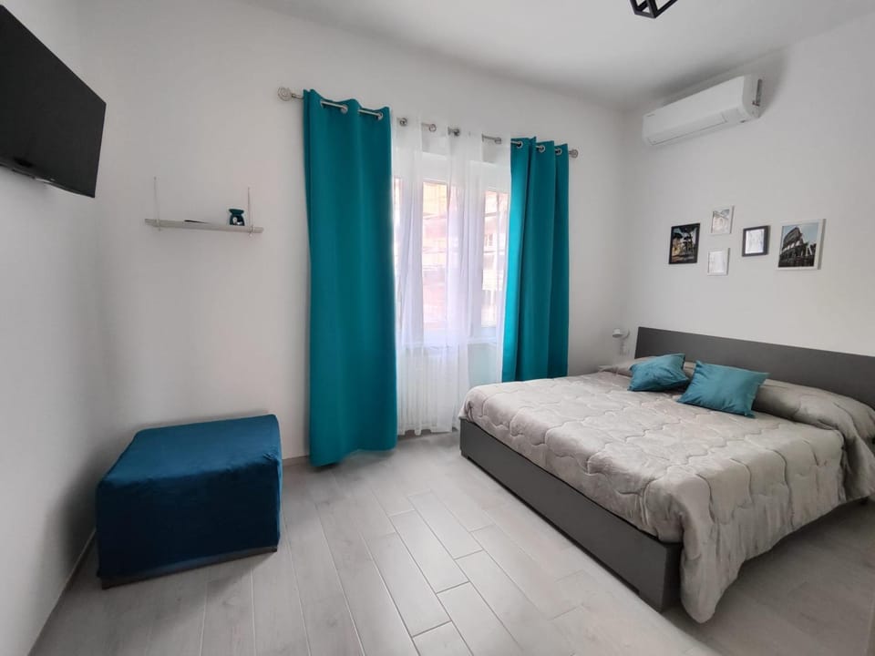 Bed, TV and multimedia, Bedroom