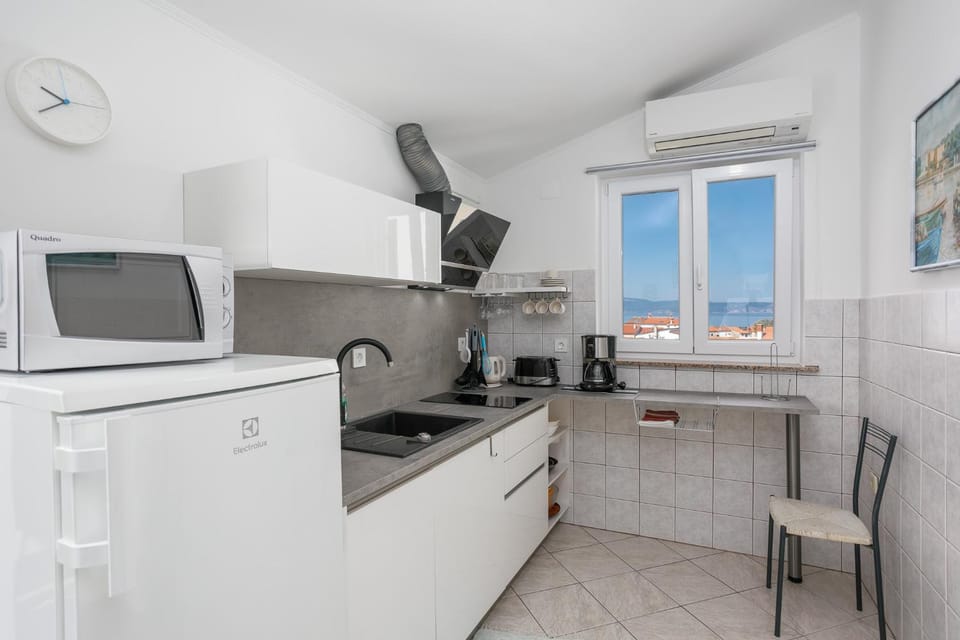 Kitchen or kitchenette, minibar, stove, toaster