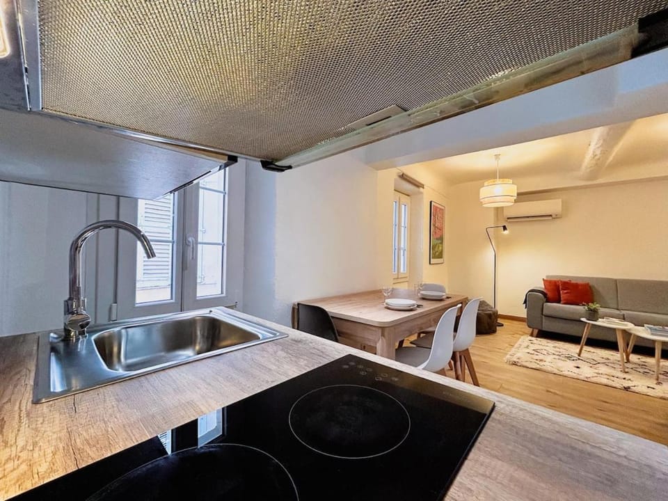 Kitchen or kitchenette, Dining area, stove