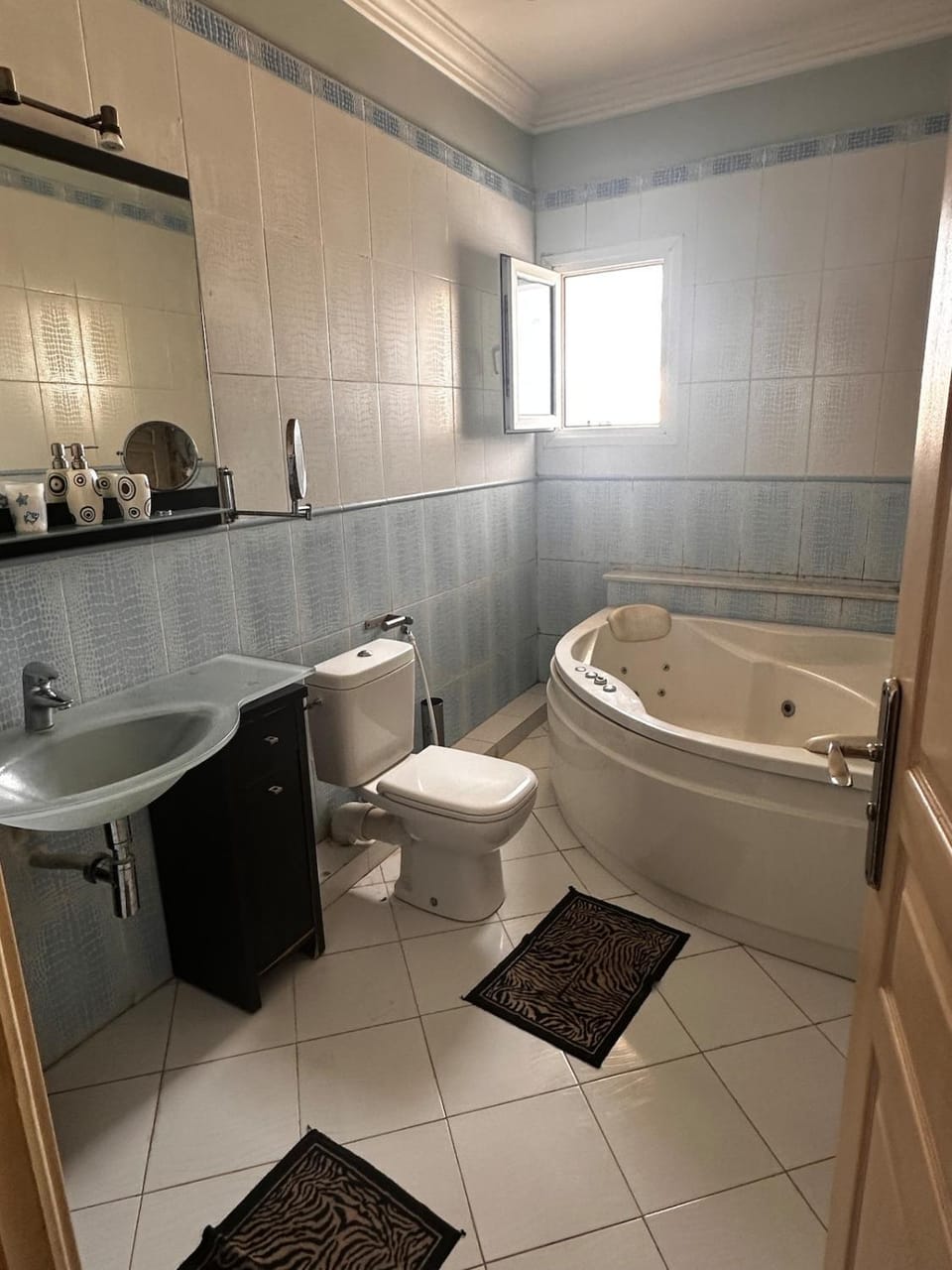 Appartement Vue Mer avec Jacuzzi Tout équipé proche centre-ville Bienvenue à Bizerte dans un appartement haut standing avec une vue imprenable sur la mer Situé à seulement 5 minutes du centre-ville Apartment in Tunisia