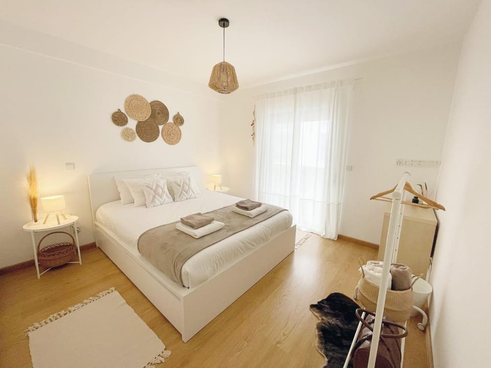 Bed, Decorative detail, Bedroom, City view, Quiet street view, towels