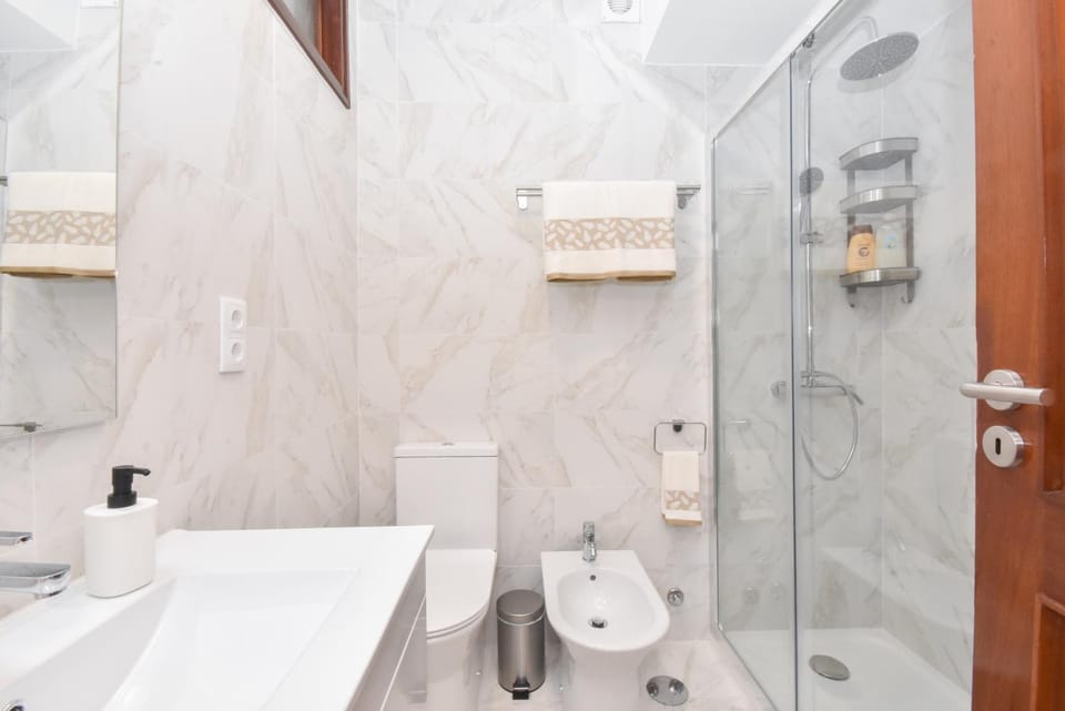 Shower, Toilet, Bathroom, Bath, towels