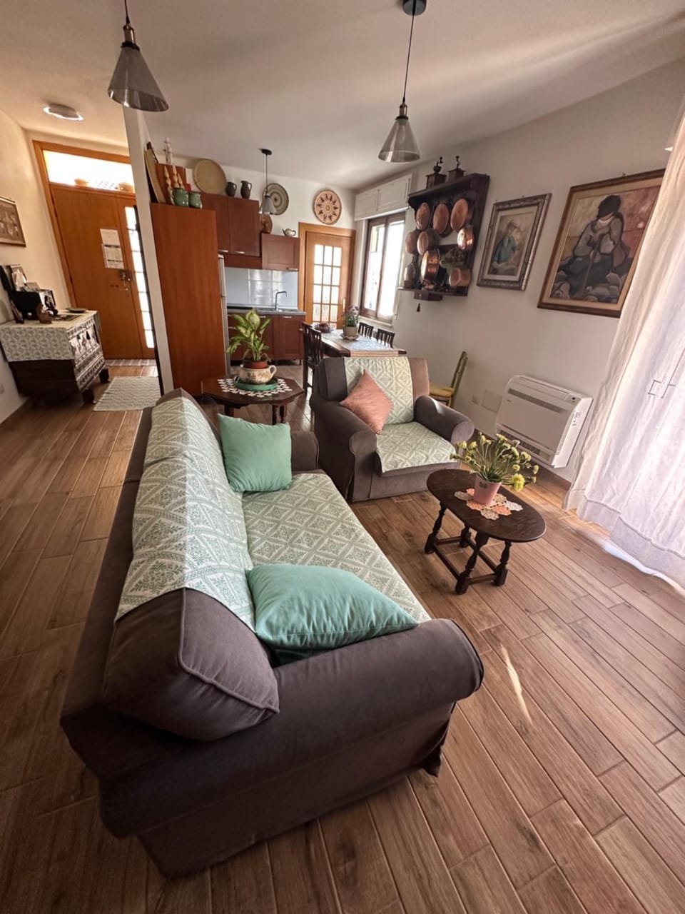 Day, Living room