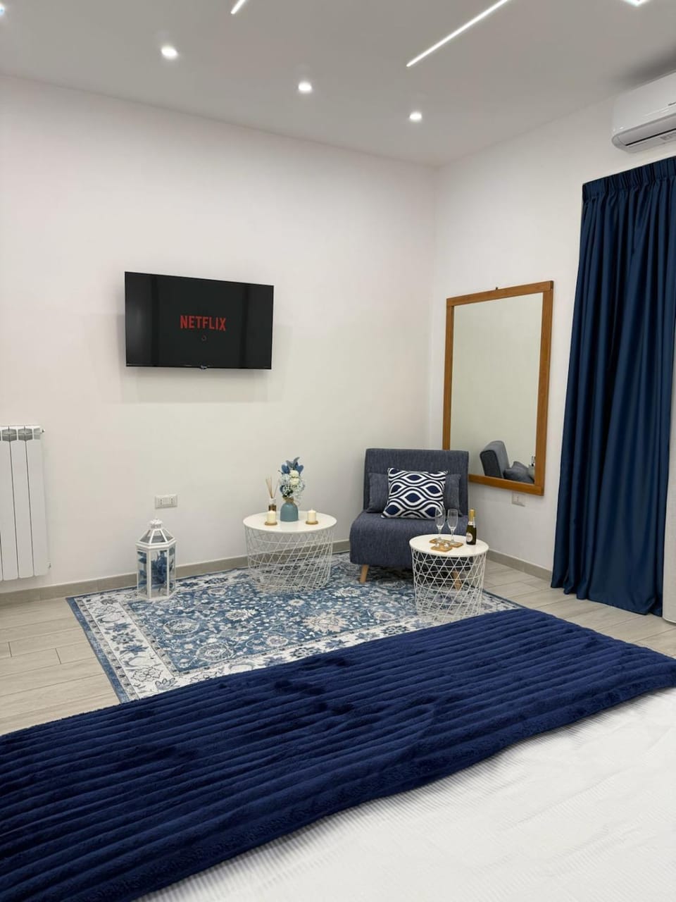 Bed, TV and multimedia, Photo of the whole room, Bedroom