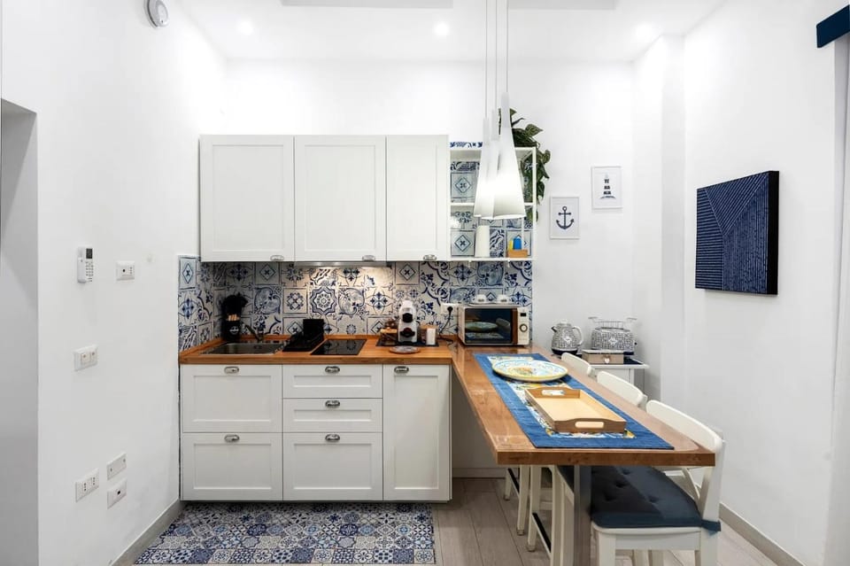 Kitchen or kitchenette, minibar, oven, stove
