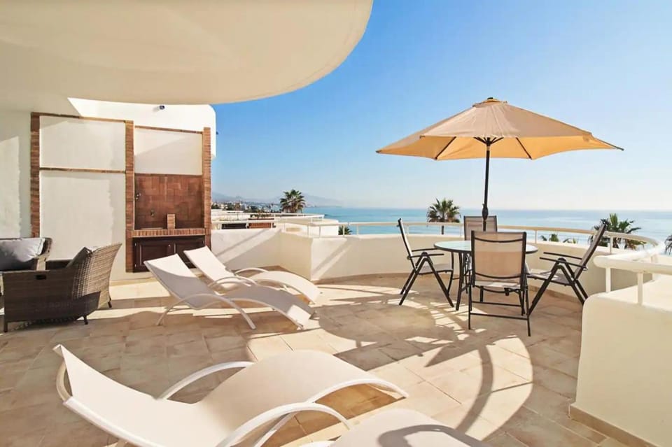 View (from property/room), Balcony/Terrace, Seating area, Dining area, Beach, Sea view, sunbed