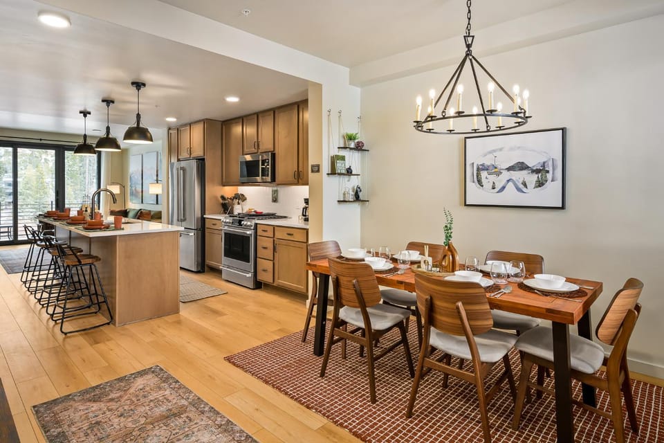 Kitchen or kitchenette, Dining area