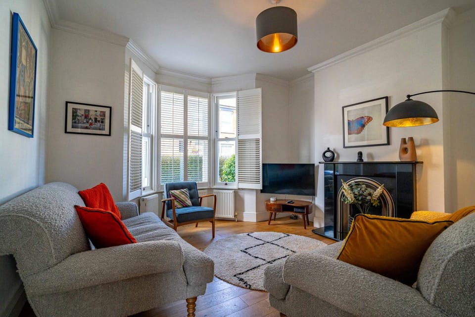 Stylish Home with 4 bedrooms, Logburner, Garden, nr Beach, Deal Castle House in Dover District