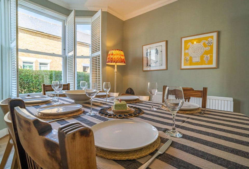 Stylish Home with 4 bedrooms, Logburner, Garden, nr Beach, Deal Castle House in Dover District