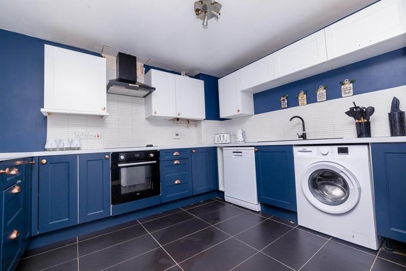 Coffee/tea facilities, Kitchen or kitchenette, dishwasher, stove, washing machine, dryer