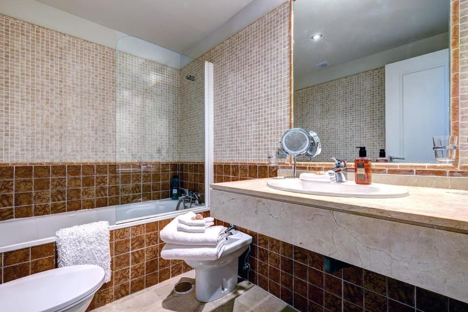 Shower, Toilet, Bathroom, Bath, bidet, towels