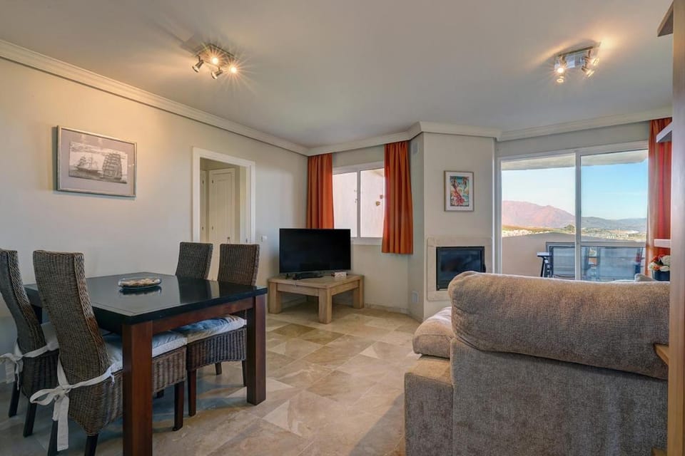 TV and multimedia, Living room, Dining area, Mountain view