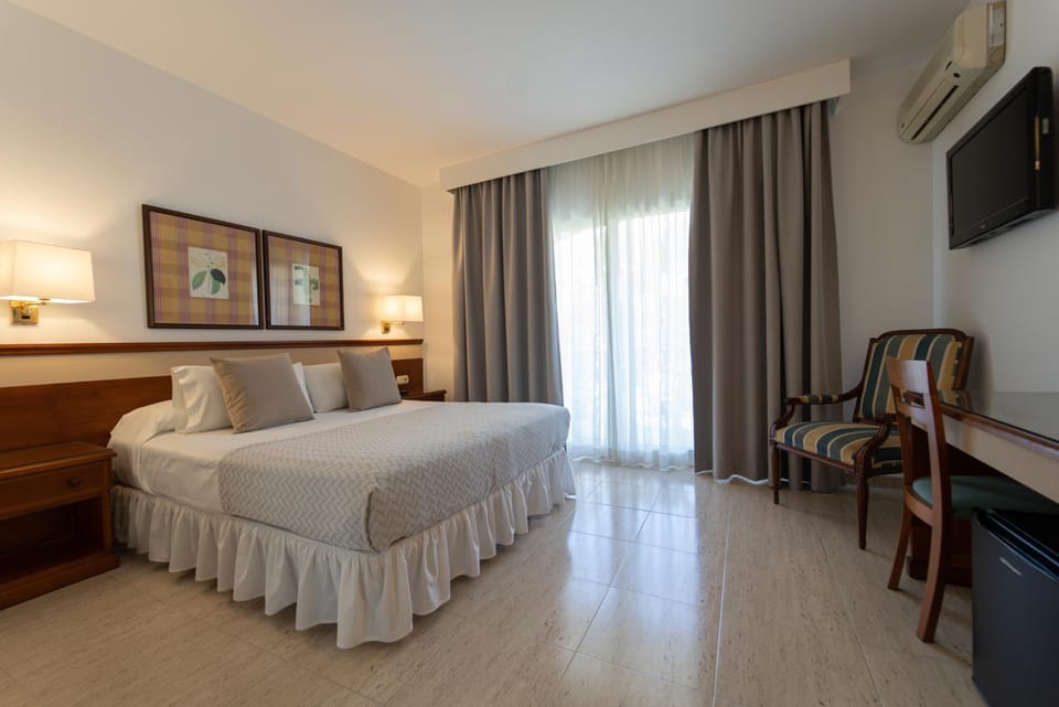 Bed, TV and multimedia, Photo of the whole room, Bedroom