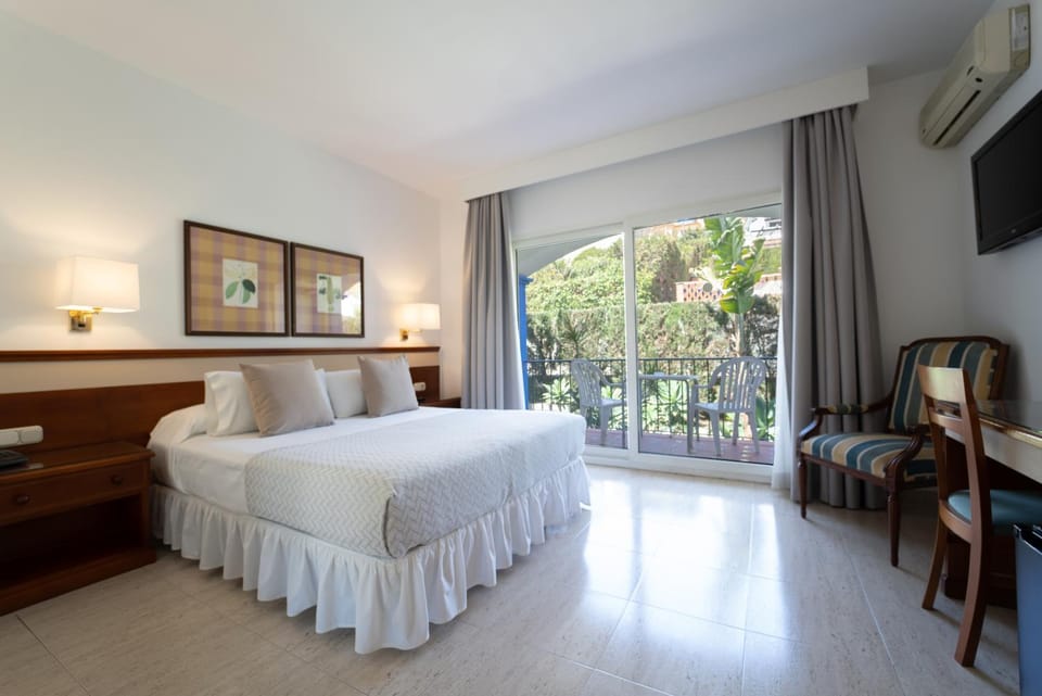 Bed, TV and multimedia, Photo of the whole room, Bedroom, air conditioner
