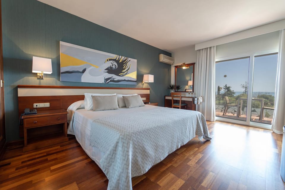 Bed, View (from property/room), Balcony/Terrace, Photo of the whole room, Bedroom, Sea view