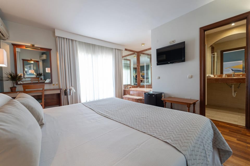 Bed, TV and multimedia, Photo of the whole room, Bedroom