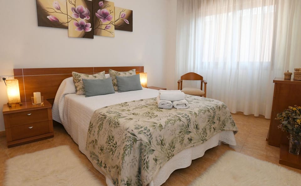 Photo of the whole room, Bedroom